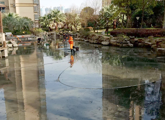 兴宾景观池淤泥清理