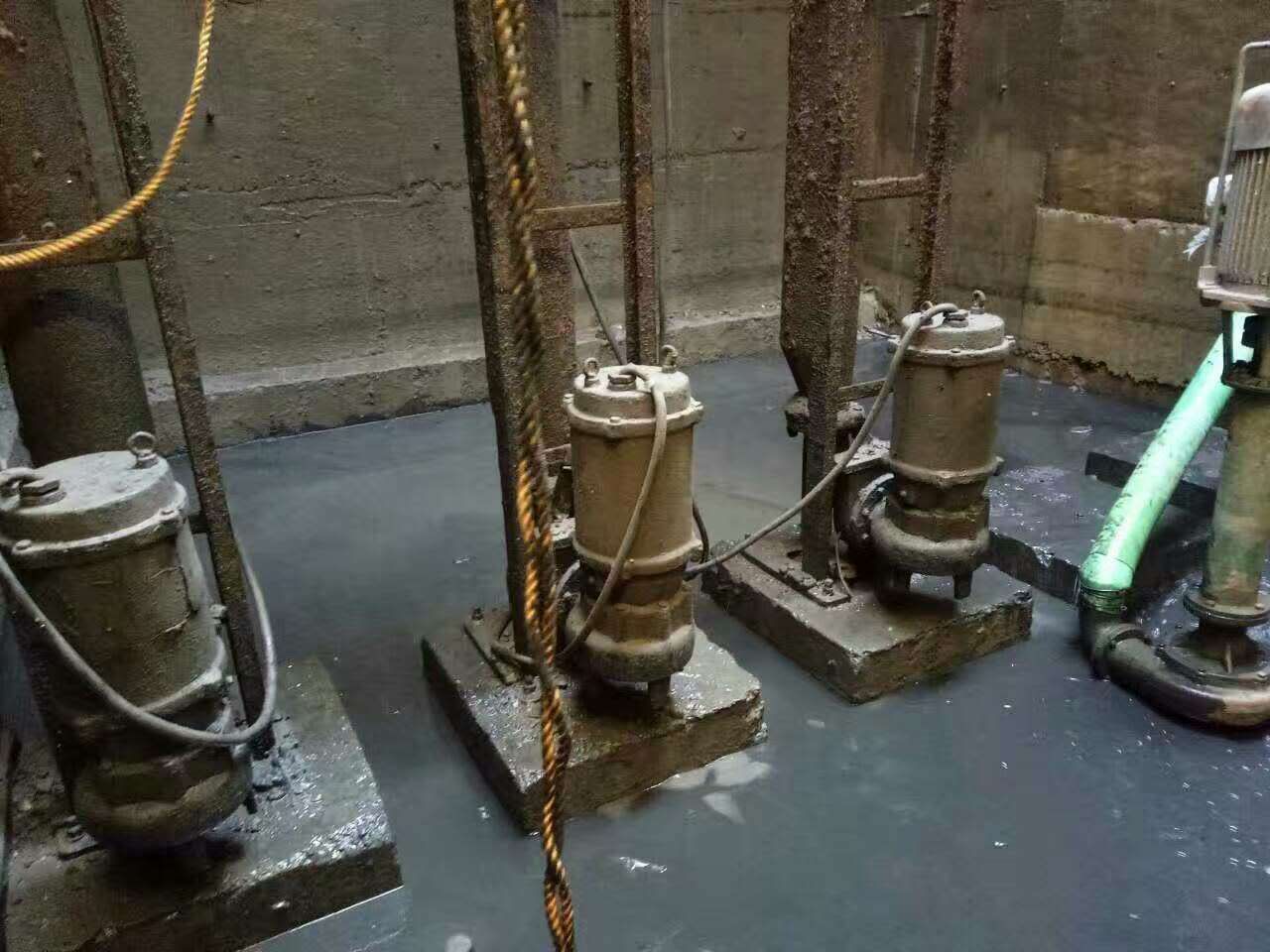 兴宾污水池清理