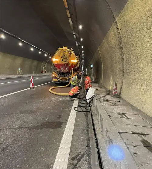 兴宾隧道排水渠清淤